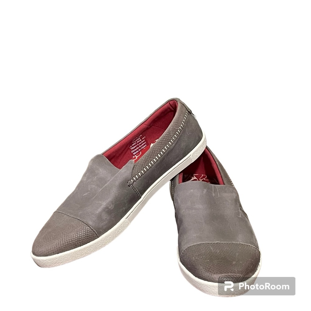 Olukai Alohi leather, loafer slip on in Charcoal/brown. Women’s  9.5